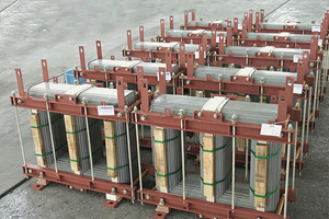 Gro&szlig;er, in &Ouml;l getauchter Transformatorkern