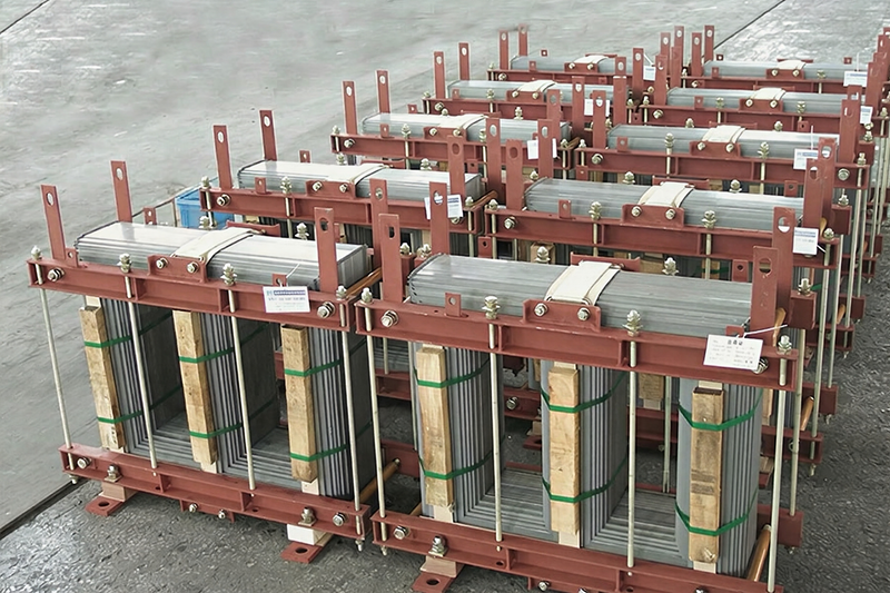 Gro&szlig;er, in &Ouml;l getauchter Transformatorkern